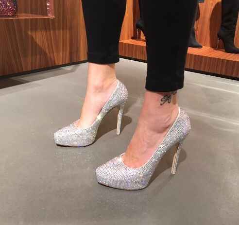 Mi fate vedere le vostre scarpe? - 1