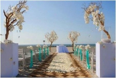 L'ADDOBBI DELLA CERIMONIA SULLA SPIAGGIA