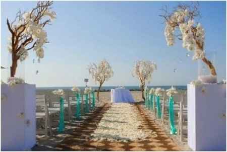 L'ADDOBBI DELLA CERIMONIA SULLA SPIAGGIA