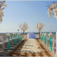 L'ADDOBBI DELLA CERIMONIA SULLA SPIAGGIA