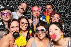 amici in posa photo booth