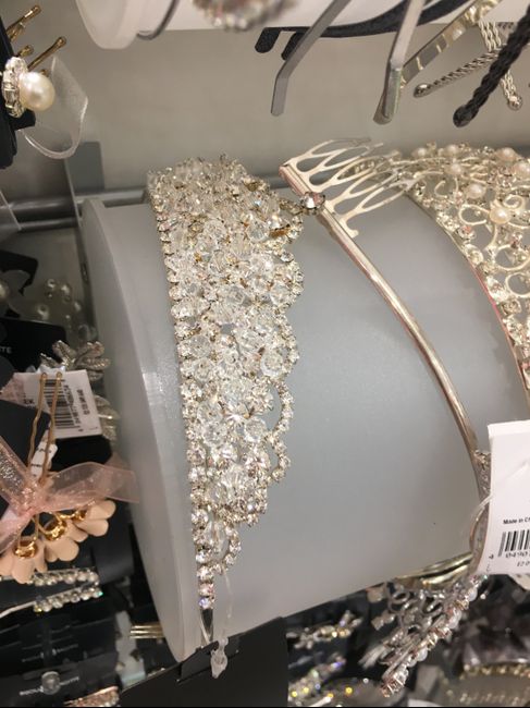 Tiara si o tiara No??? Che ne pensate del velo a cascata e quando verrà alzato ci sarà ai capelli una luccicosa ma delicata tiara ?? 10