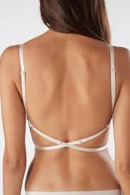 Soluzioni intimo e body per abiti con schiena nuda o scollata 19