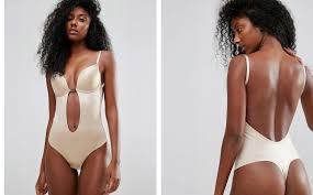 Soluzioni intimo e body per abiti con schiena nuda o scollata 31