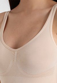 Soluzioni intimo e body per abiti con schiena nuda o scollata 26
