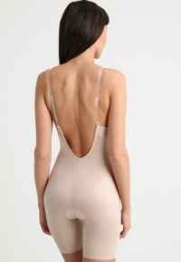 Soluzioni intimo e body per abiti con schiena nuda o scollata - 39