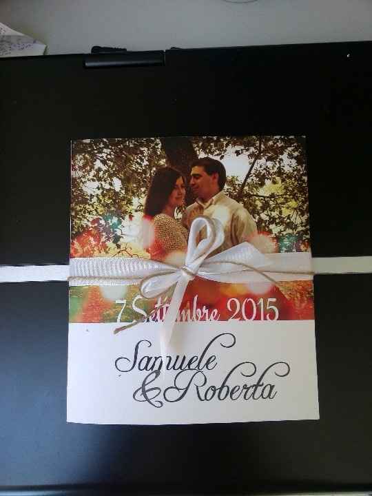 Il fronte con il fiocco in raso bianco e filo di juta.