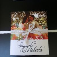 Il fronte con il fiocco in raso bianco e filo di juta.