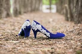Scarpe blu sotto l'abito da sposa! - 1