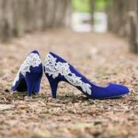 Scarpe blu sotto l'abito da sposa! - 1