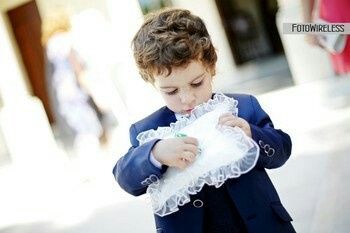 Un bambino grandicello portafedi.. - 2