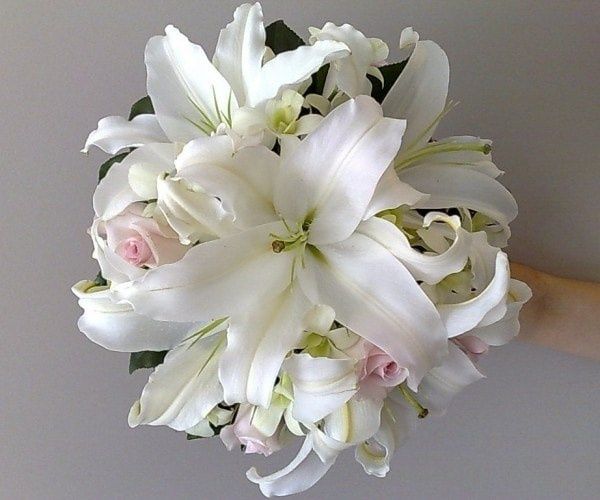 Il mio bouquet sarà simile a questo ma con i lisianthus al posto delle rose e i lilium centrali sara