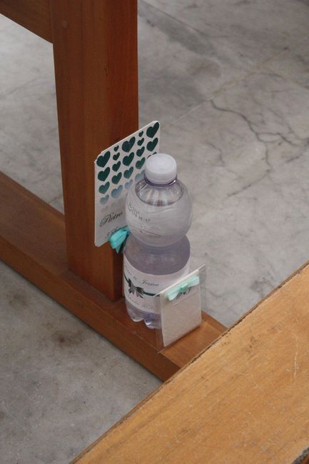 bottiglia, ventaglio e fazzoletto