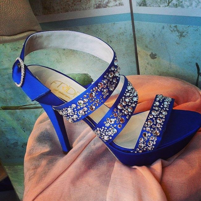 Scarpe blu sotto l'abito da sposa! - 1