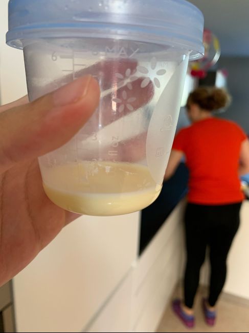 Latte giallino da un seno 1