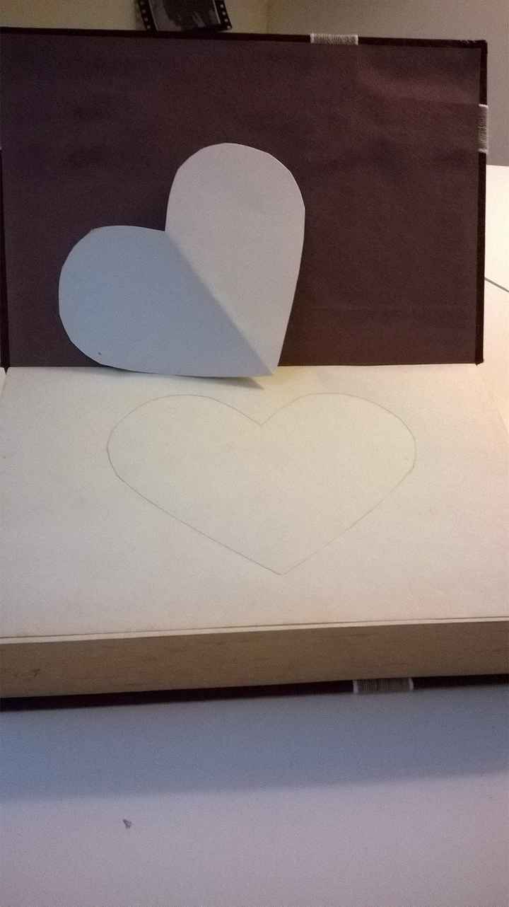 riproducete la forma con la matita sulla prima pagina centrandola