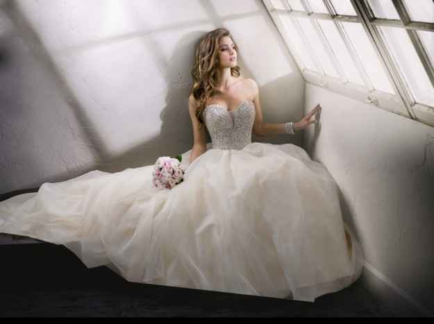 Un armadio pieno pieno di abiti da sposa?? - 1