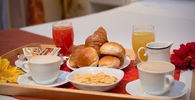 La prima colazione a letto.  - 1