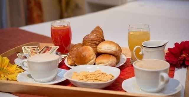 La prima colazione a letto.  - 1