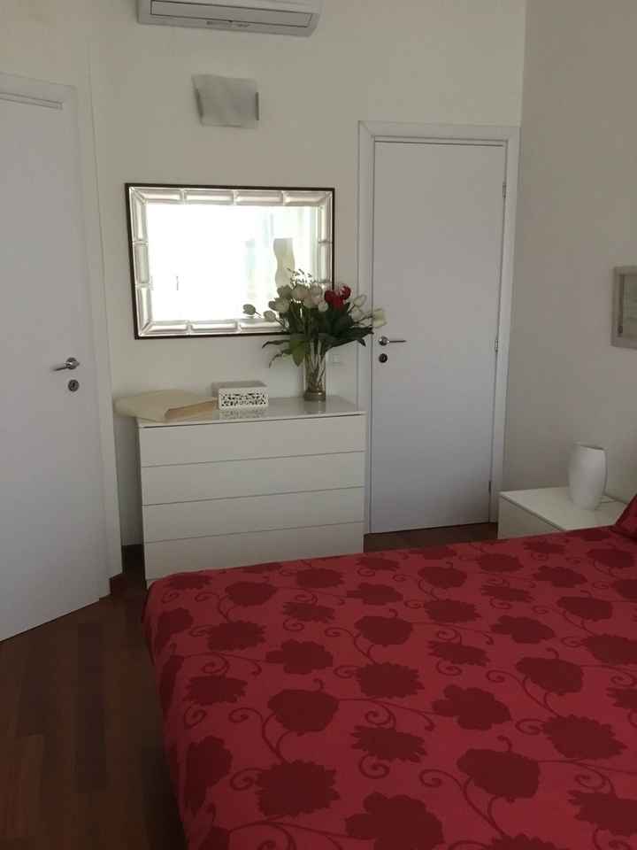 Specchio, vaso, portagioie e album nozze.