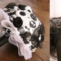 Bouquet bianco e nero con spillette