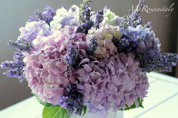 un bouquet di lavanda e ortensie