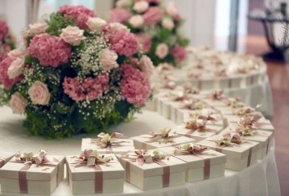 tavolo bomboniere con fiori