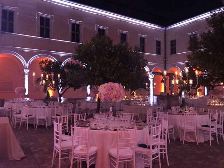 Allestimento chiostro per cena