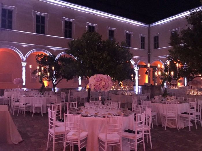 Allestimento chiostro per cena