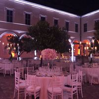 Allestimento chiostro per cena