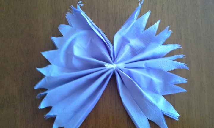 Come realizzare i fiori con i tovaglioli - 5