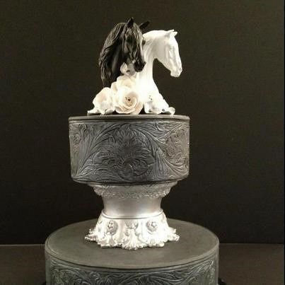 Torta nuziale e cake topper sposi