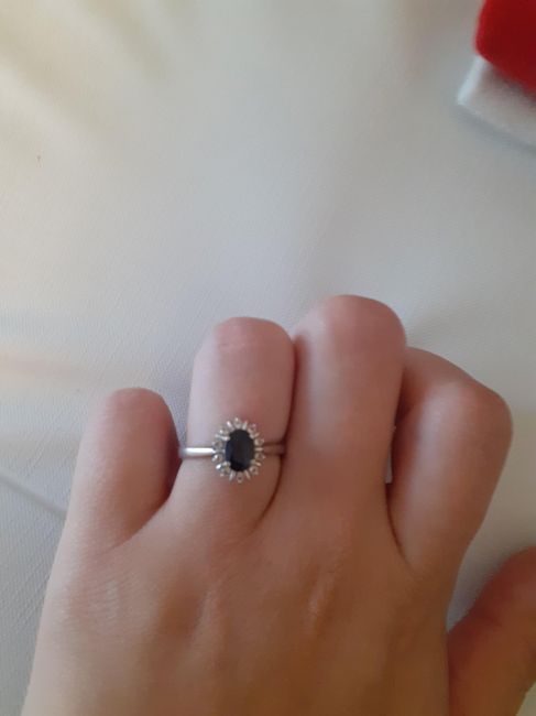 E ora mostraci una foto del tuo anello di fidanzamento! - 1