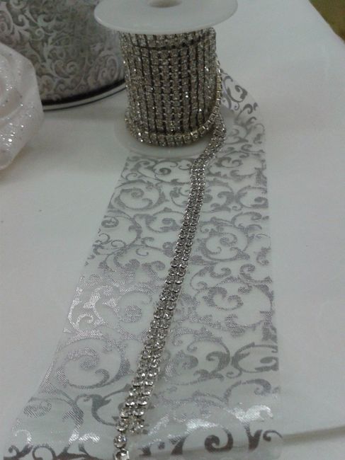dettaglio fascia in damascato con strass da applicare