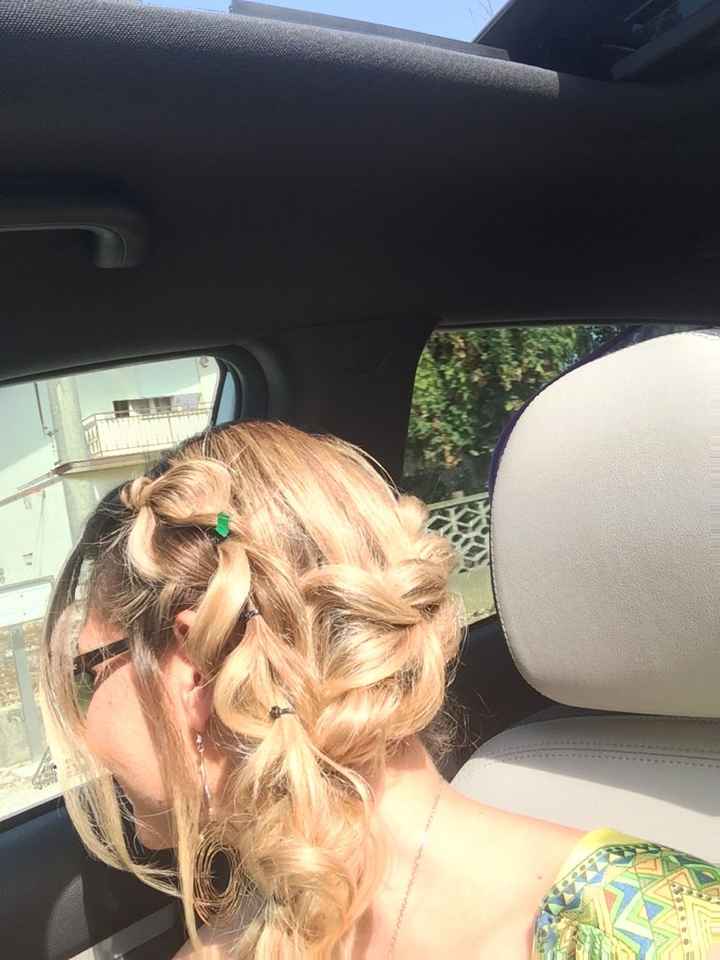 Acconciatura con treccia laterale morbida - 2