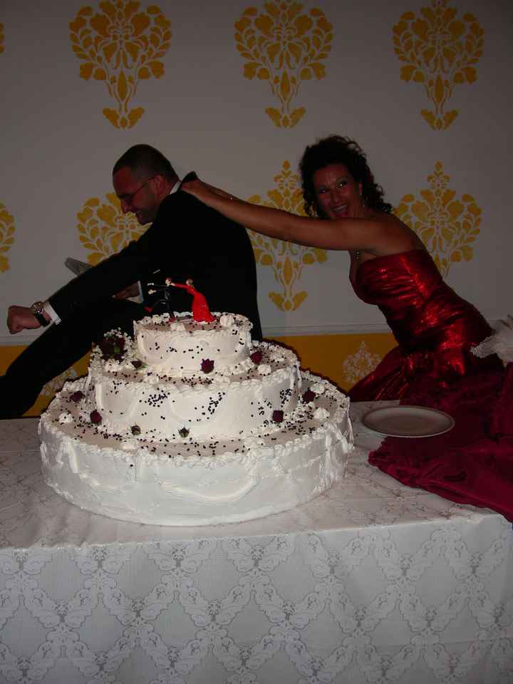 Il taglio della torta con sposo in fuga