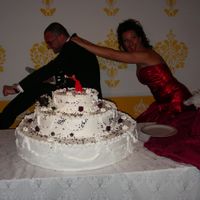 Il taglio della torta con sposo in fuga