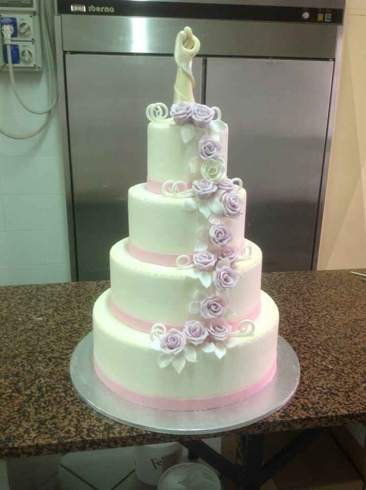 sposini stilizzati che si abbracciano