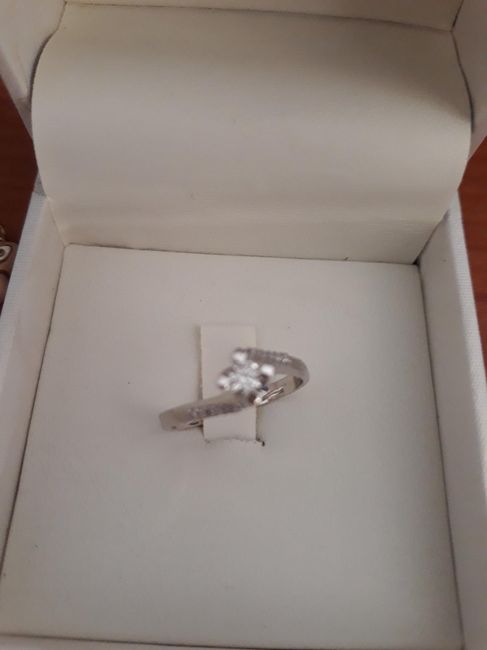 E ora mostraci una foto del tuo anello di fidanzamento! - 1