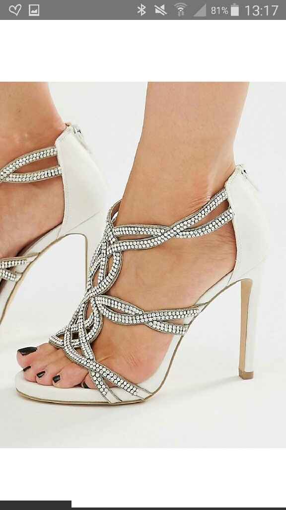 Spose che non rinunceranno ai tacchi x quel giorno - 4