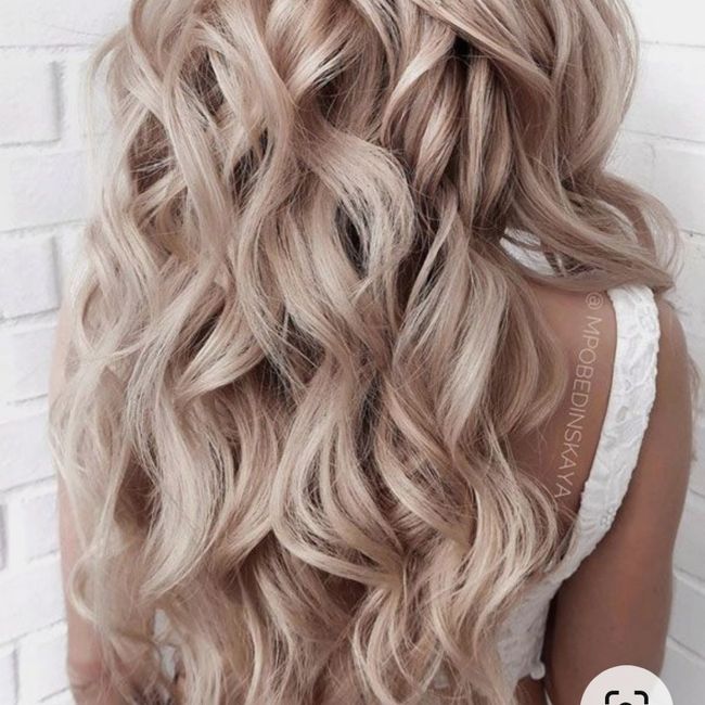 Acconciatura con abito senza spalline 1