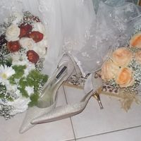 scarpe abito e fiori