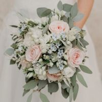 Avrò un abito Rosso di raso! Un bouquet del genere? Sul bianco? - 1