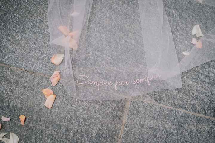 Che ne pensata del velo con la scritta ricamata alla fine? - 1