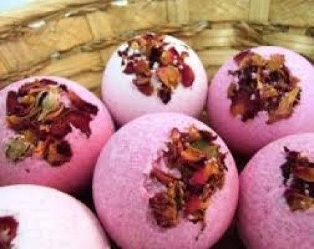 Fizzy bath bomb petali