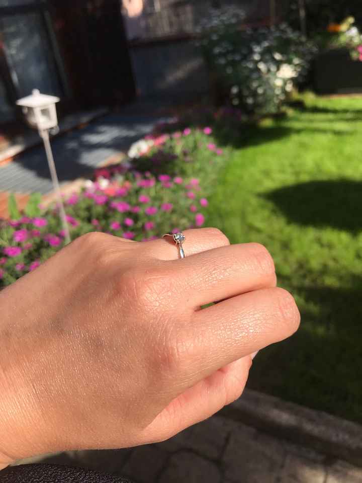 E ora mostraci una foto del tuo anello di fidanzamento! - 1