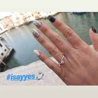 E ora mostraci una foto del tuo anello di fidanzamento! - 1