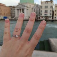 E ora mostraci una foto del tuo anello di fidanzamento! - 1