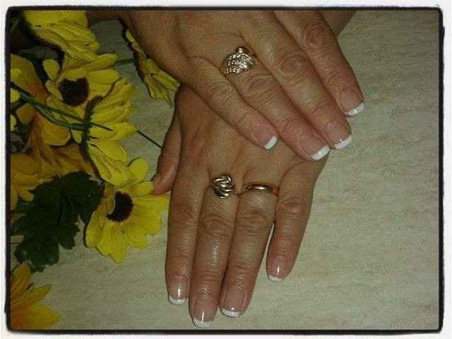 Colata di gel su unghie naturali +  french bianca. 
