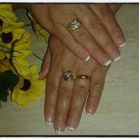 Colata di gel su unghie naturali +  french bianca. 